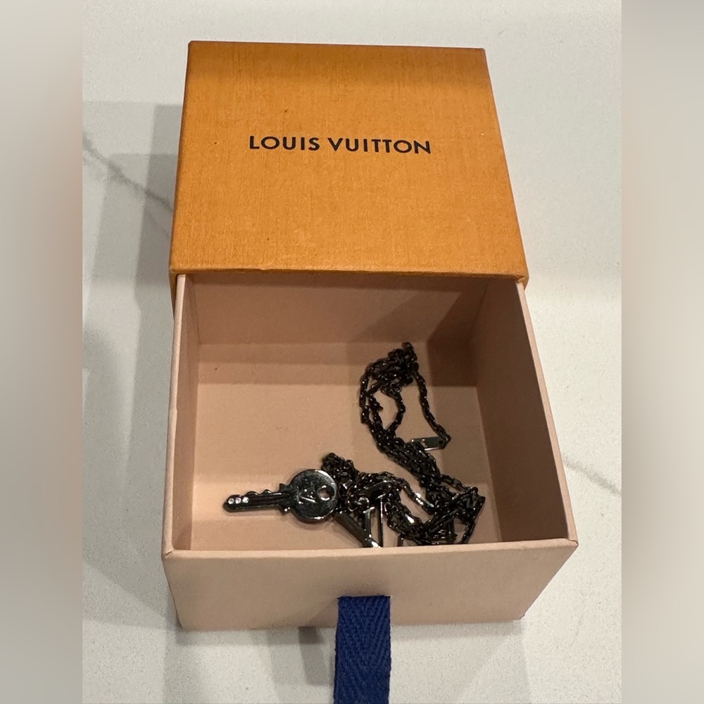 Louis Vuitton UNISEXY Gunmetal Logo Key Necklace - Picture 11 of 11